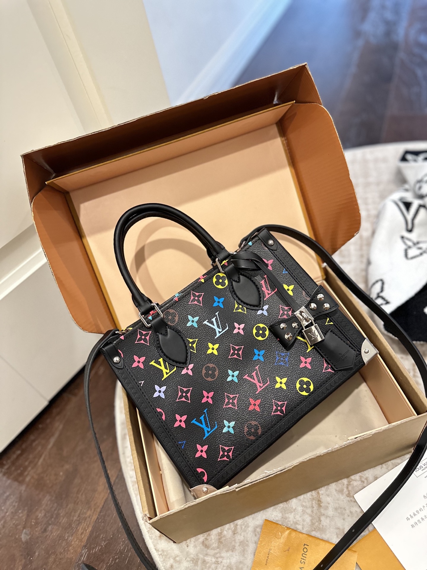 P285 Official Website Double Box Packaging | High-quality Lv By The Pool Brand New Black Three-color Onthego Mommy Bag, New Model Released, The King Of Cost Performance This Is An Awesome Bag Type, Inspired By The Street Brand That Spoofed Lv. In The Past, Louis Vll Litton Will Never Step Down From The Altar, Quality, Very Worth Buying This Season, Extra Large Shopping Bag, Not Easy To Deform, And The Design Of The Big Logo Is Super Nice. In Addition To The Hand Carry, It Also Thoughtfully Adds A Mid-length Shoulder Strap, Which Can Be Said To Be Very Good. The Quality Of The Flower Instantly Beats All Low-end Products On The Market. The Upper Body Is Really Elegant Size 25cm