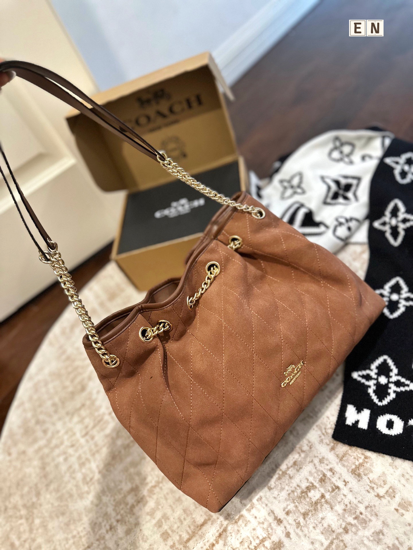 Embalaje de regalo tamaño: 37*33cm COACH | ¿Cómo no perderse la nueva #bolso bajo el brazo EVELYN? Material de punto, e…
