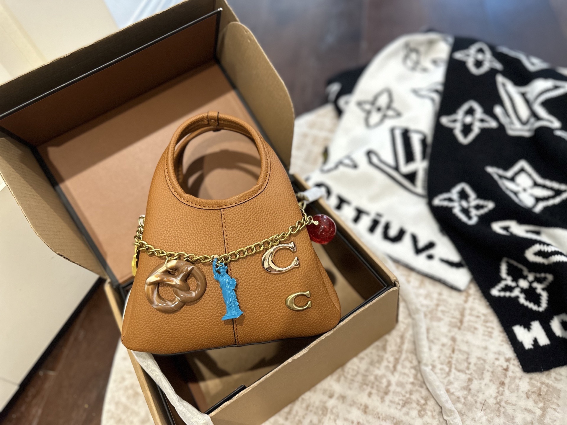 Empaque de regalo Coach Lana cesta de compras, tacto suave y textura vintage ~ Cálido y brillante, con tonos marrones d…