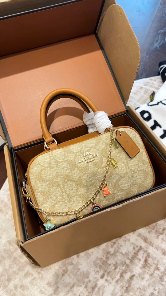 ¡El bolso tiene su propio collar! Bolso de bolos Coach satchel ¡Ya disponible! ¡Vintage y adorable! ¡Con un toque miu!