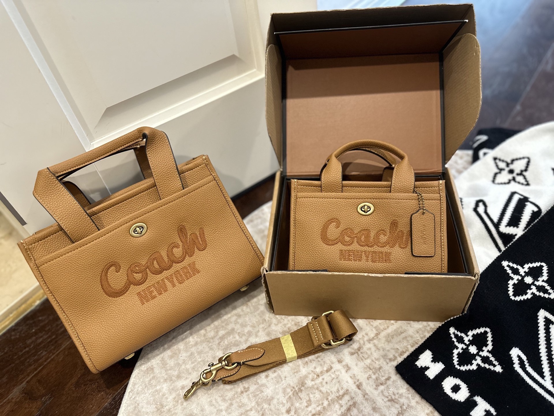 / Empaque de regalo Tamaño 20cm/26cm COACH Field Tote Bolso Diseño único, elegante y clásico, súper versátil, para uso …