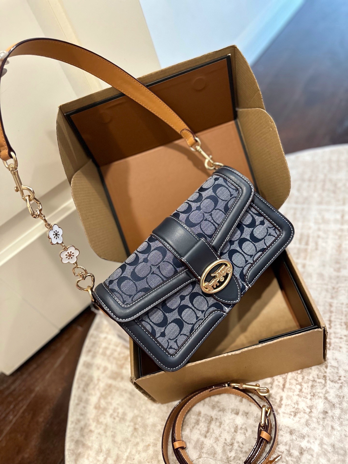 Embalaje de caja plegable Coach bolso Tabby de Dios del vino, bolso de mano, hombro y cruzado. Hace que las chicas se e…