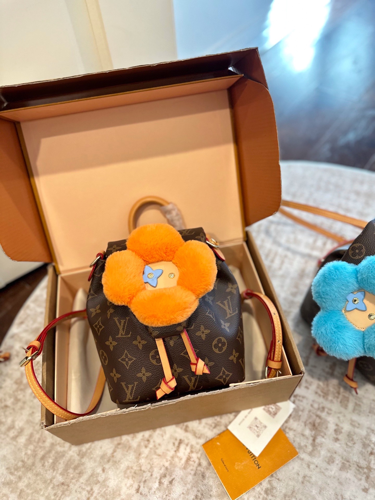 P180 Folding Gift Box Packaging | Size 20 26 | Lv Ski Ski Series Vivienne Ski Snow Series Furry Backpack Mobile Phone Bag | Louis Vuitton Ultra-limited Vivienne Backpack Limited Edition In Japan | Waited For A Month And Finally Arrived, The Real Thing Is Really Cute | Touching Capacity Super Cute Mobile Phone Bag