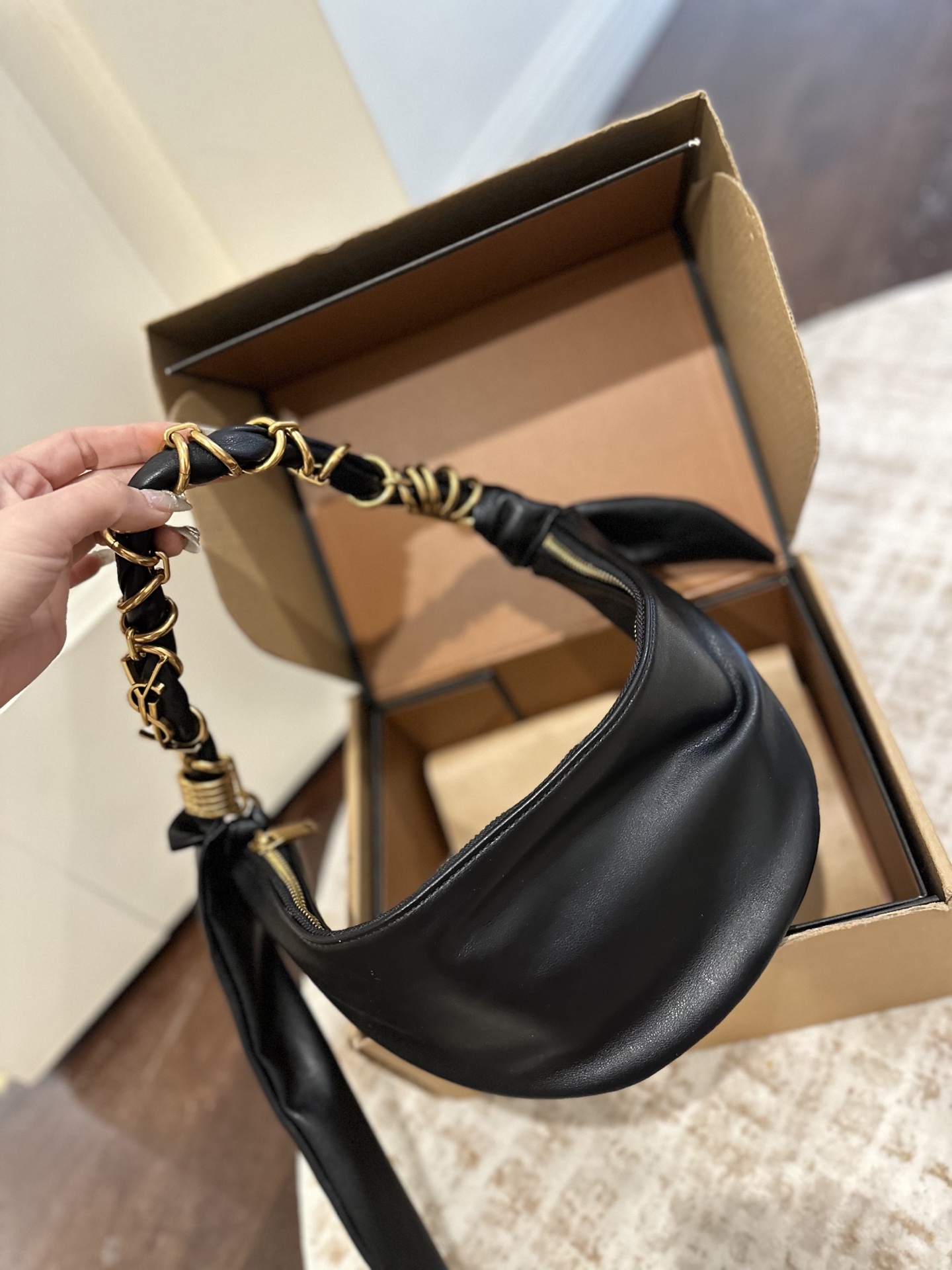 P210 | Folding Gift Box Packaging | Ysl Yves Saint Laurent Ysl Crescent Bag | Soft To The Touch, Made Of Cowhide Leather | Neatly Presented With A Fashionable And Cool Feel, Fashionable And Iconic | A Must-have Artifact For Fashionistas Turn Heads When Out On The Street | Size: 19️13️10cm