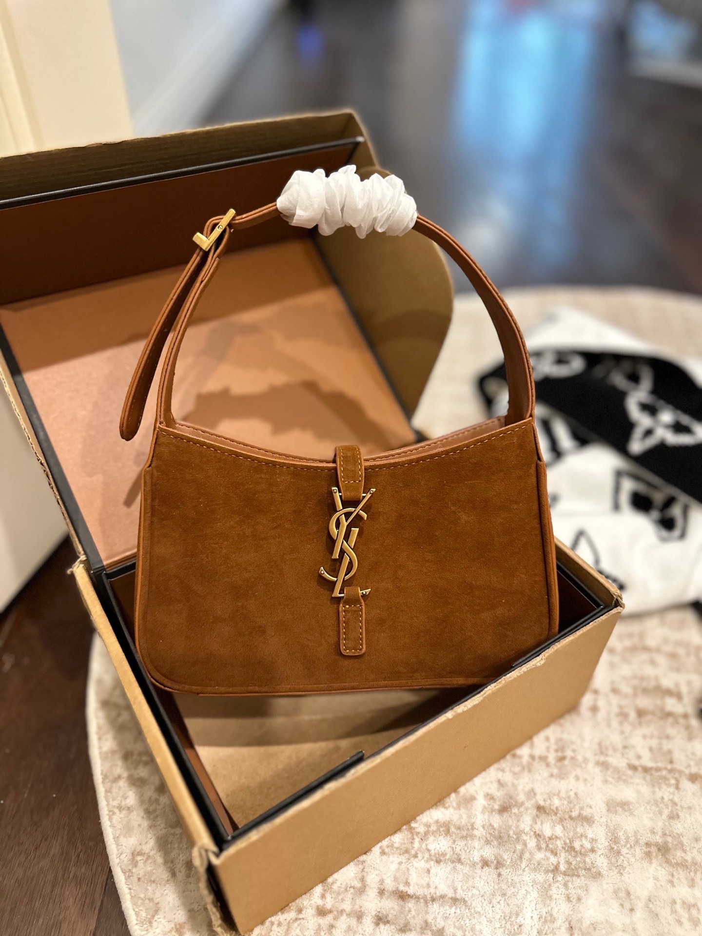 P203 | Gift Box Packaging | The Next Hot Item Is Oysl's New Armpit Bag. Ysl's Upcoming Armpit Bag C The Minimalist Shape Of The Bag With The Brand Logo, Simple, Beautiful And Advanced V Is Somewhat Similar In Appearance To Guccijackie1969 And Pradacleo Armpit Bags | Size 25cm