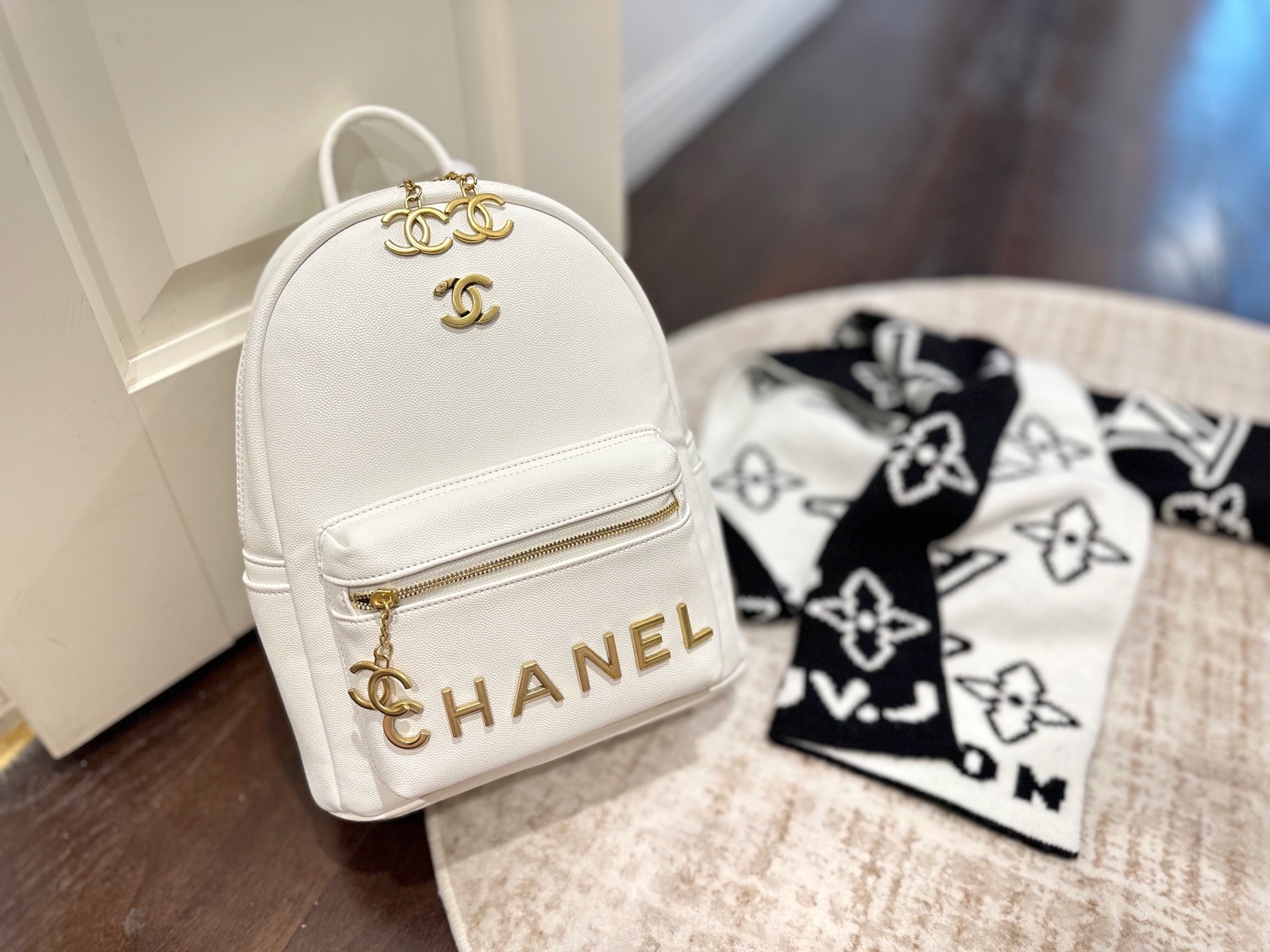 P225 | Chanel Prada's New High-end Double Shoulder Bag. Logo Hardware. One-to-one Quality. Built-in Compartment. Versatile And Practical For Stir-fried Chicken. If You Like Beautiful Girls, Hurry Up And Get It. Recommended By The Owner. Excellent Quality | Size: 29 24cm