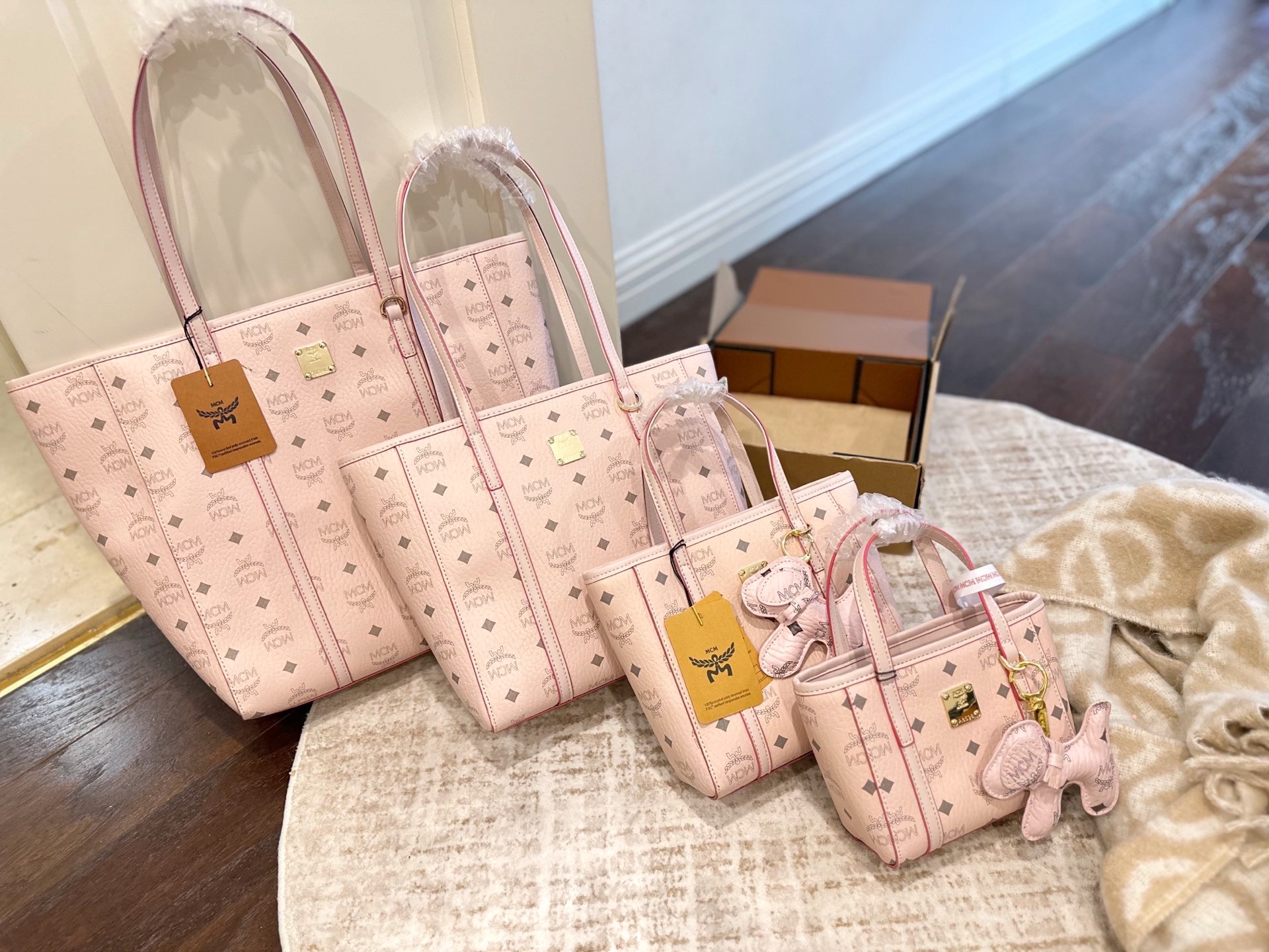 p145/p145/p155/p165 Empaque de regalo Tamaño: 17cm/20cm/28cm/32cm Bolsa de compras MCM Herrajes color té idénticos a lo…