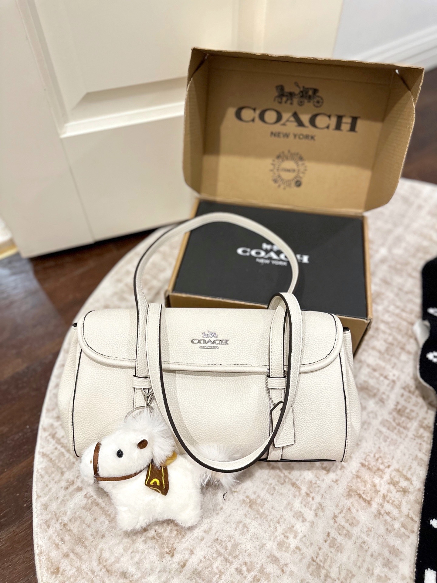 P270 Free Pony Pendant Gift Box Packaging | Coach Bridget Armpit Bag | Coach Bridget Armpit Bag, Made Of Pebbled Cowhide Leather, Feels Delicate And Durable, And The Matte Black Is Super Textured Retro Bag Shape + Metal Push Lock Opening And Closing, Perfect Details, Handle Height 24.5cm, Very Suitable For Daily Commuting. Interior Fabric Lining + Zipper Bag For Super Convenient Storage. Versatile Black, A Must-have For Autumn And Winter, Calm And High-end, A Classic Choice In The Wardrobe | Size 34.5x16x12cm