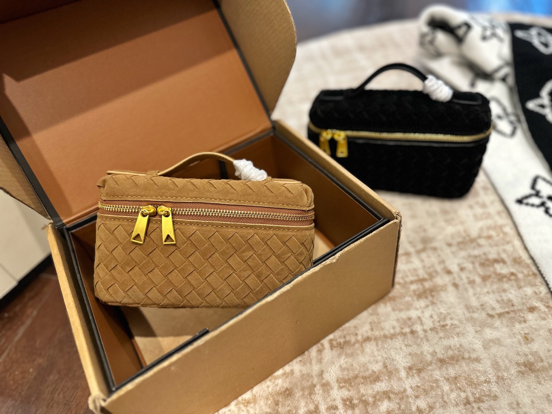 P233 | Gift Box Packaging Bv·woven Lunch Box Bag Bangbang Bag | Recently, The High-intelligence And Old-money Style Have Been Embodied By This Bangbang Cosmetic Bag | The Entire Bag Follows The Classic Weaving Process And The Shape Of The Cosmetic Box, | The Classic Weave Is Both Elegant And Relaxed, Making The Square Geometric Lines More Smooth | Size 19 11 Cm