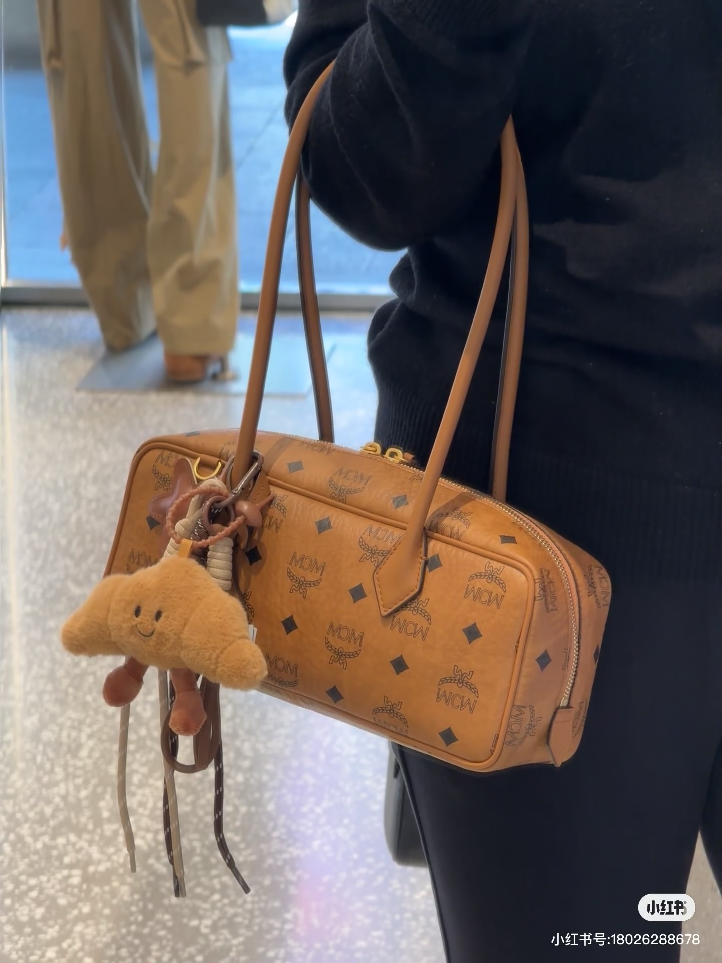 MCM｜Nuevo clásico bolso bolera color coñac, bolso salchicha