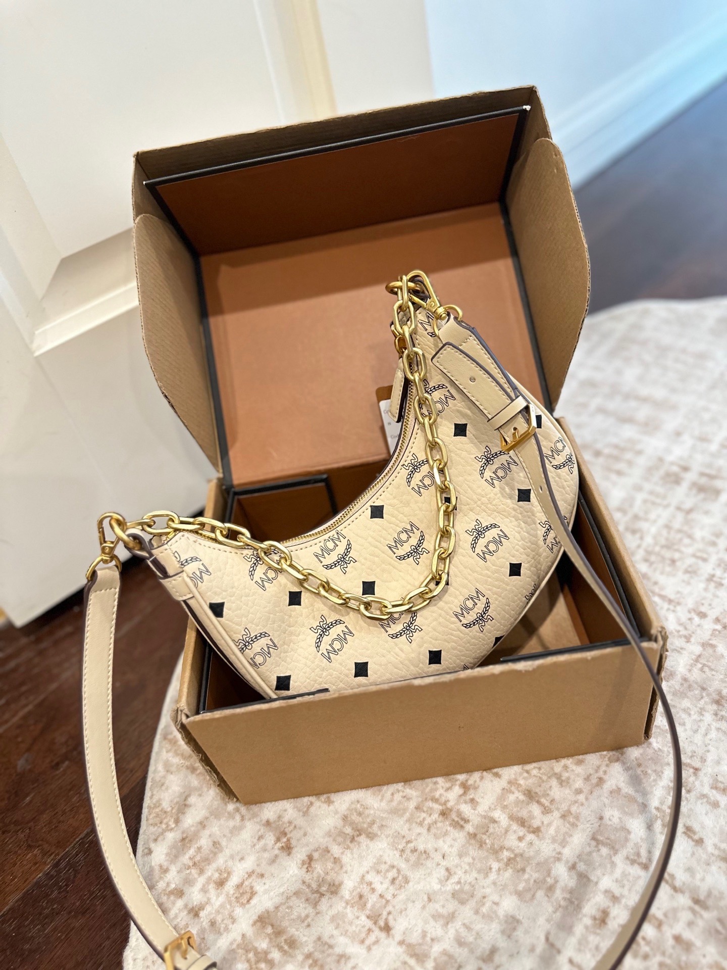 p165 Official website airplane box packaging MCM crescent bag MCM hobo crescent bag I say this one is very elegant Hand…