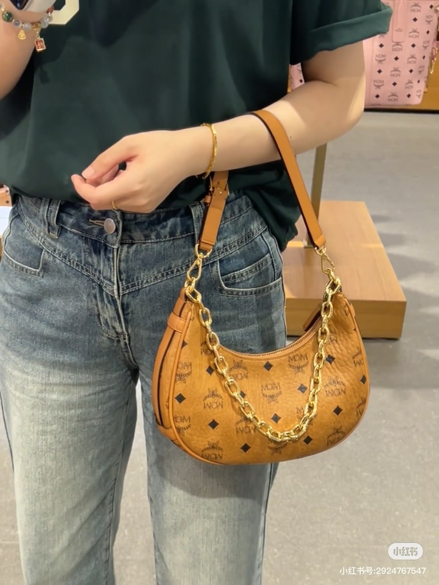 Who understands! MCM picnic basket is really amazing!! MCM picnic basket is really beautiful The size is just right Sup…