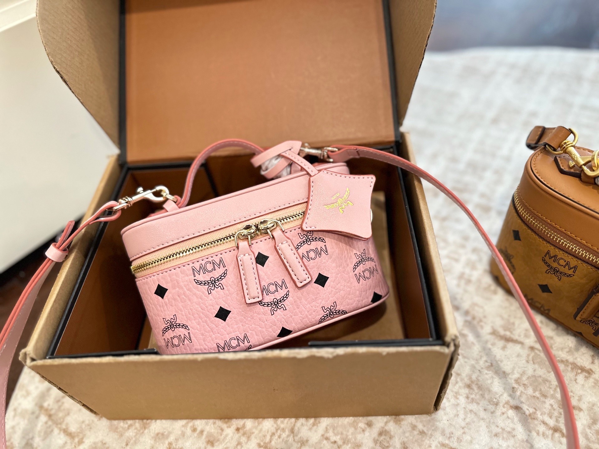 p165 Gift box packaging Size 20.12cm MCM box lunch box bag Cosmetic case Beautiful and practical, can be hand-carried o…