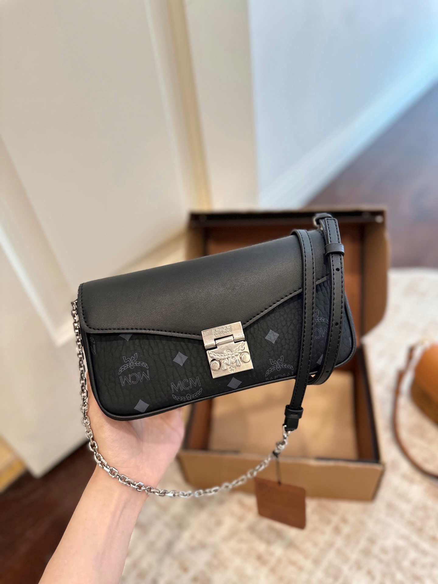 p170 embalaje de caja plegable tamaño: 21.5*11cm ¡Se puede llevar en todas las estaciones! Este bolso de mensajero MCM …