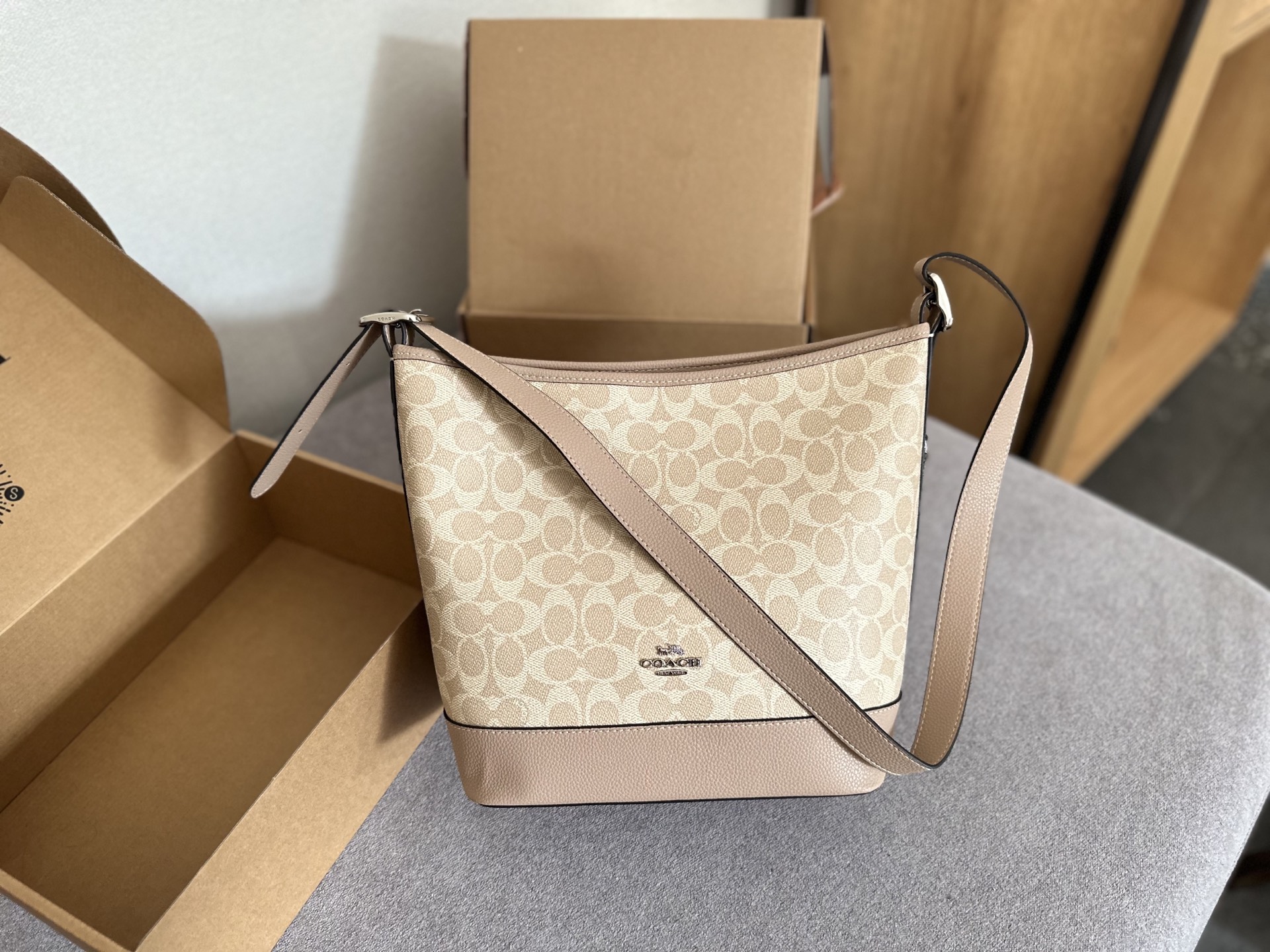 Empaque de caja de avión oficial, tamaño: 24 x 25. Bolso cubo y sobaco Coach Jude para mujer, capacidad súper grande, m…