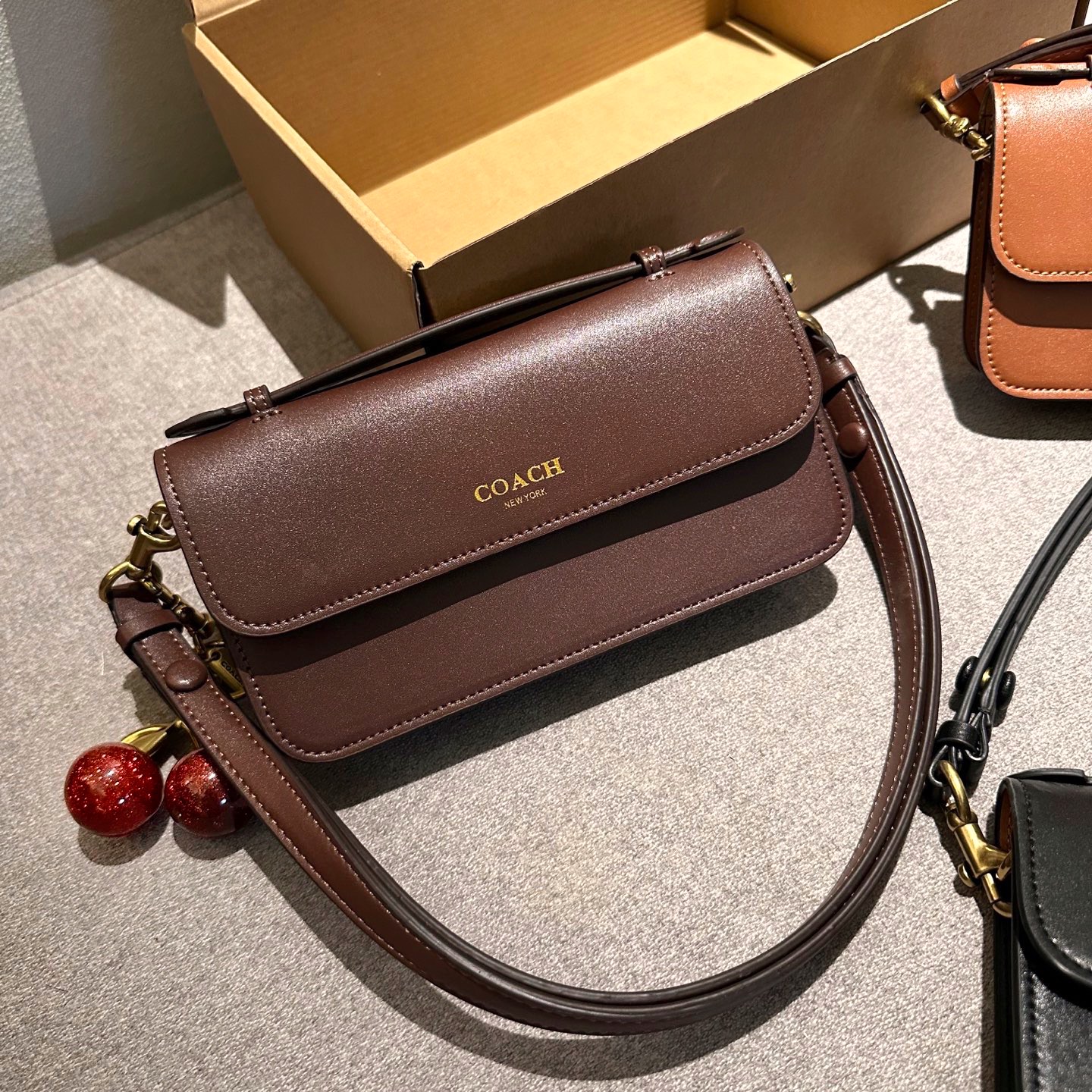 Con colgante de cereza 🍒, empaque de regalo. Bolso de hombro y asa superior COACH Elora. Bolso de hombro y asa superio…
