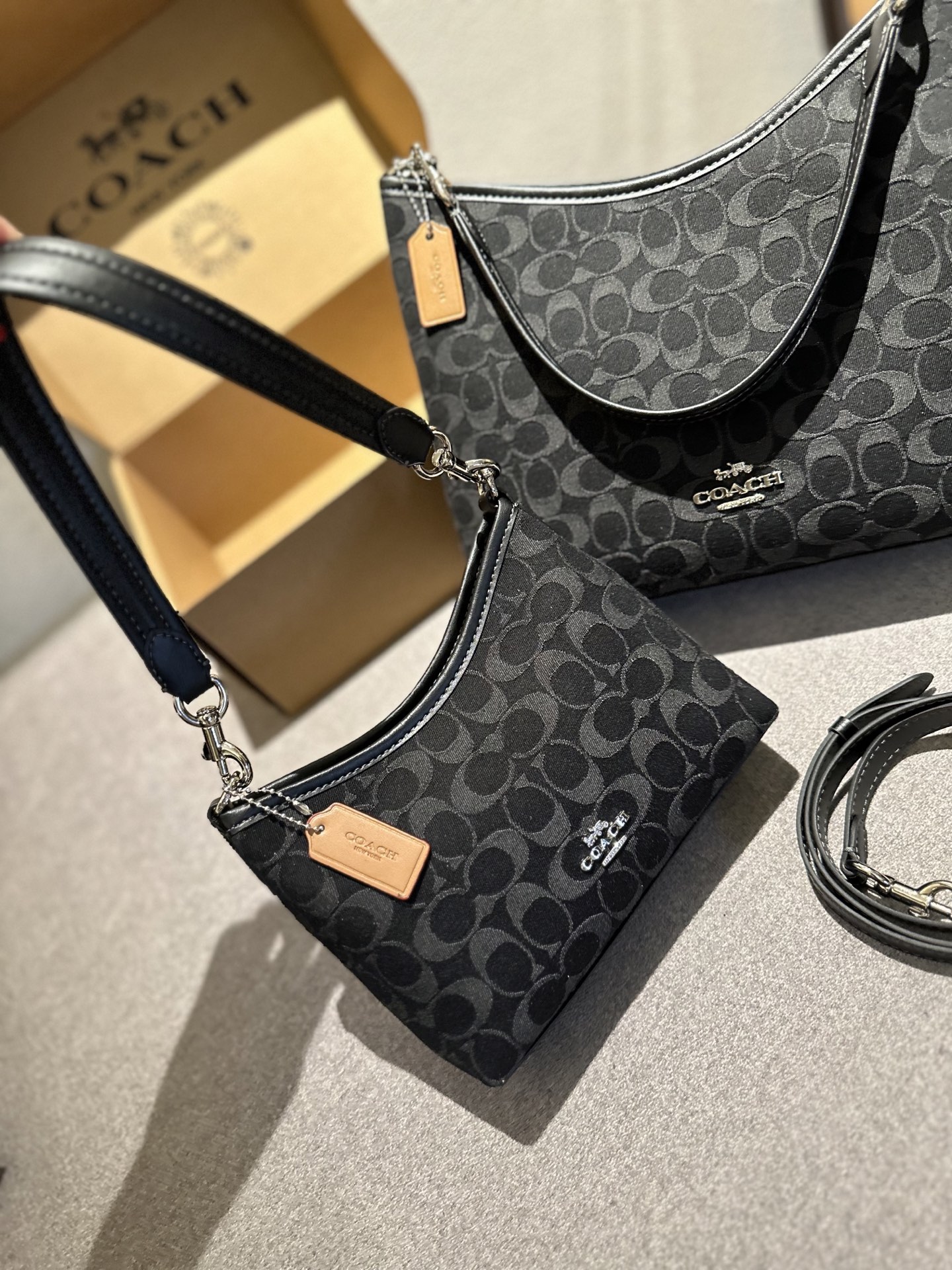 / Embalaje de caja original Tamaño: 19cm/29cm Coach Nuevo bolso de hombro laurel en color carbón negro ~ bolso de axila…