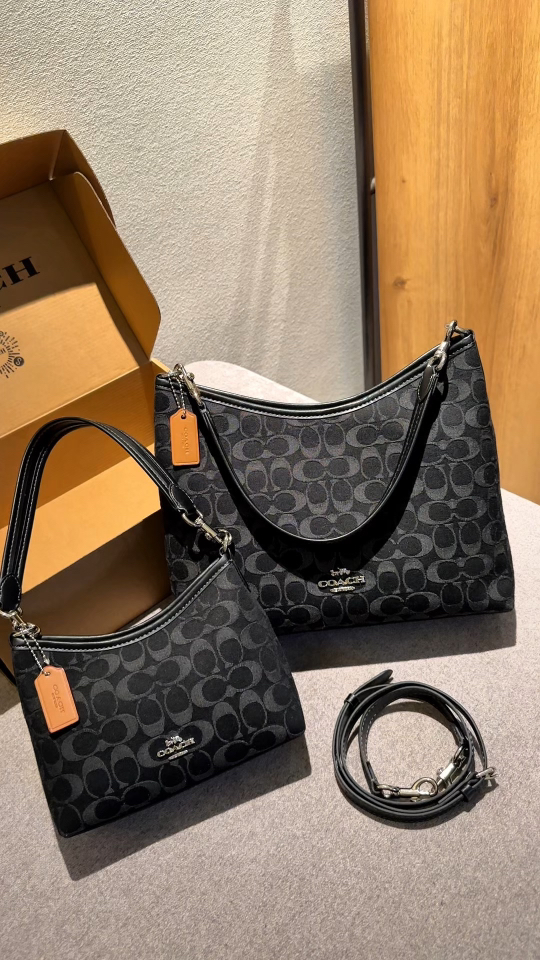 Coach | 丹宁牛仔强势回归🖤 救命！Coach是懂「松弛感」的！ 是谁还在卷精致感？本潮人已切换「懒人模式」。 蔻驰牛仔丹宁系列包包，主打一个 「随便造」！