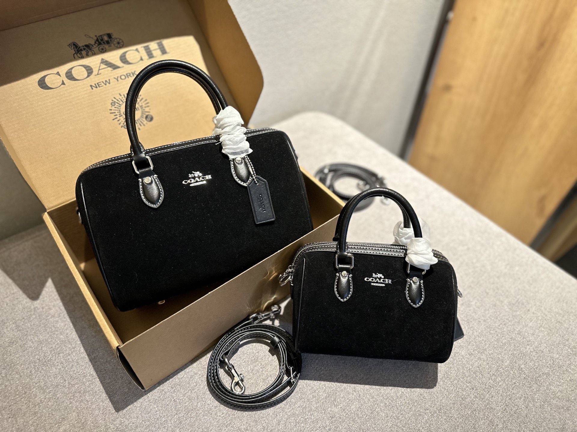 ￼/ 礼盒包装 size：18cm/25cm Coach 新款/新品 超级好看的黑色丝绒波士顿 经典的 Size大大的容量！ 搜索🔍coach 枕头包