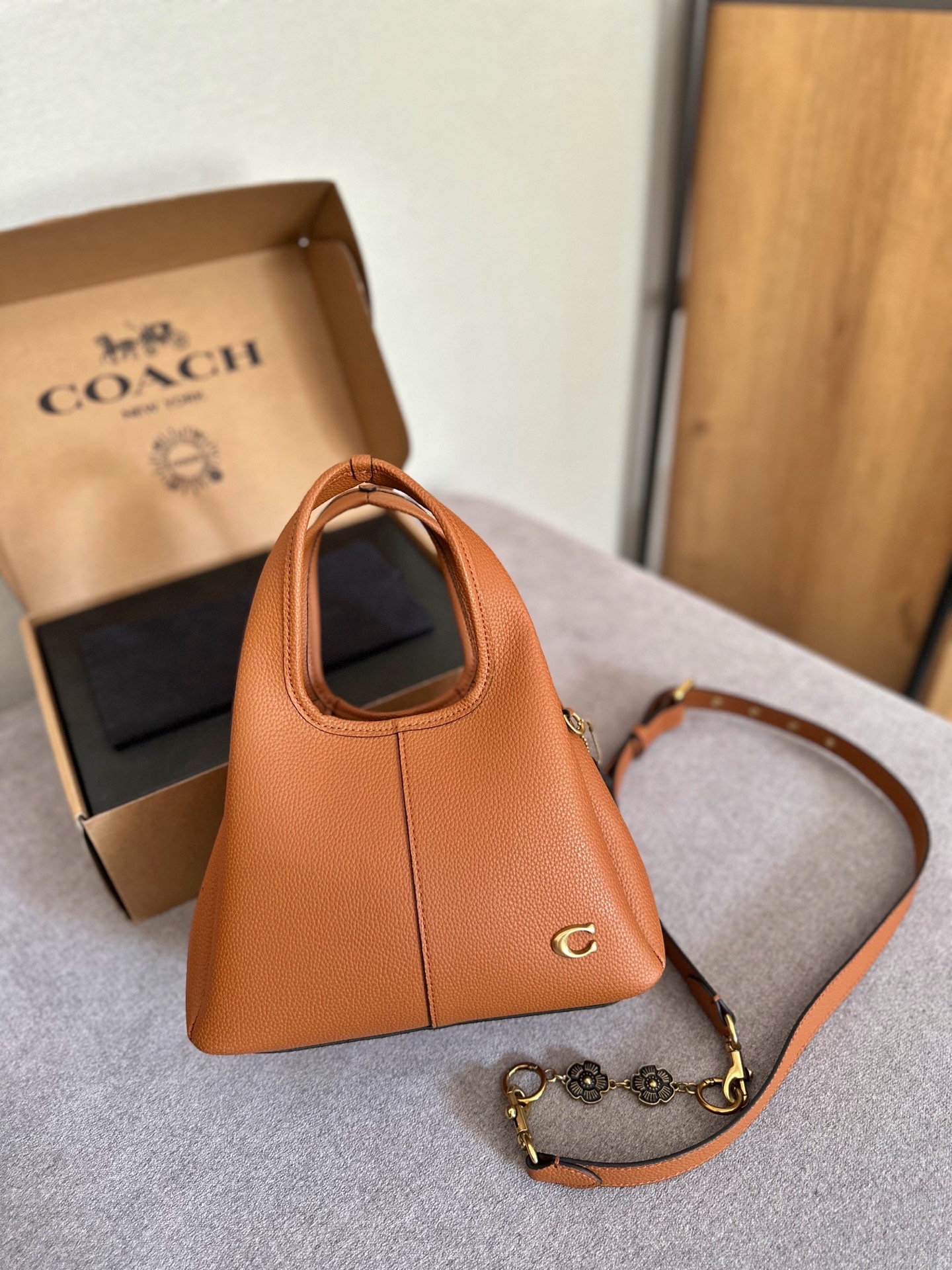 礼盒包装 蔻驰Coach Lana菜篮子 手感软糯质感复古～ 温暖又明亮，有着花生的棕色调相较柔和舒服又有好事发生的寓意 尺寸:25cm