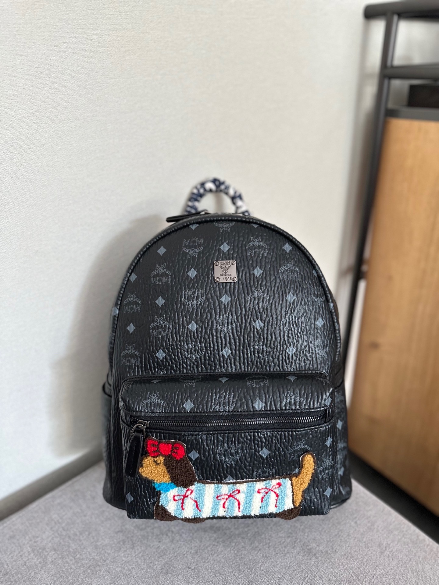 p160 Mochila clásica MCM Tridimensional y natural, corte con patrón, simetría axial central, muy completa y perfecta, e…