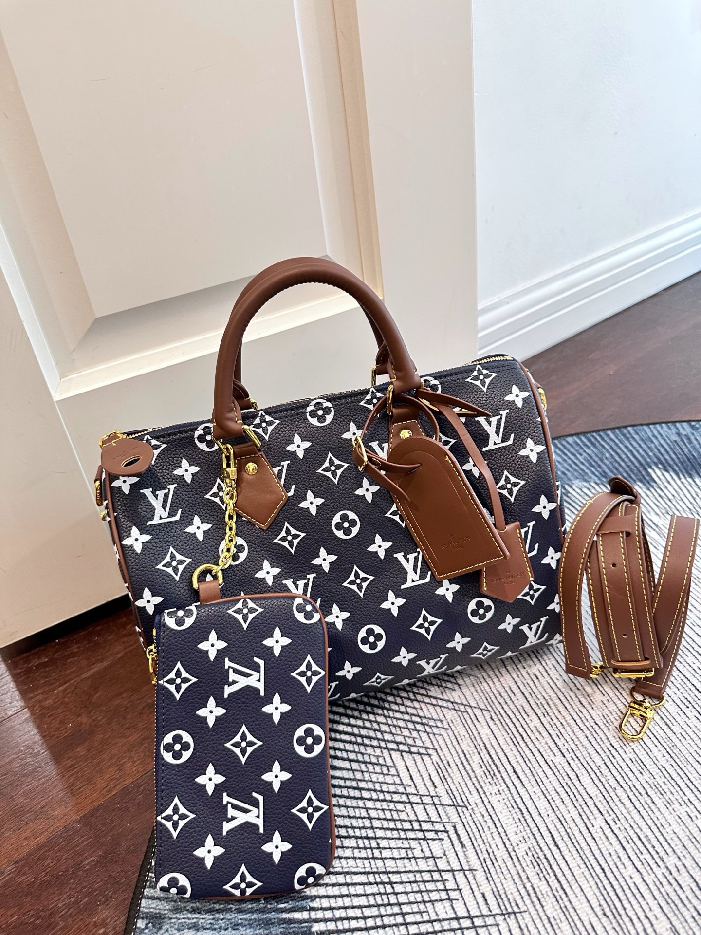 P248 Steel Brand Inner Mark | Lv Speedy Green Presbyopic Bag | | Lv Speedy Soft 30 Presbyopic Bag, Classic Monogram Coated Canvas + Black Leather Trim, Silver Chain Is Super Modern. Size | | 30x21x17cm, Moderate Capacity, Suitable For Commuting Or Short Trips The Leather Lining Is Soft And Durable, And The Zipper Pocket Is Convenient For Storing Passports And Other Small Items. Toron Handle + Chain Shoulder Strap, It Is Fashionable To Carry It Cross-body, Practical And Versatile. It Is An Evergreen Model Of Lv And Looks Good No Matter How You Wear It