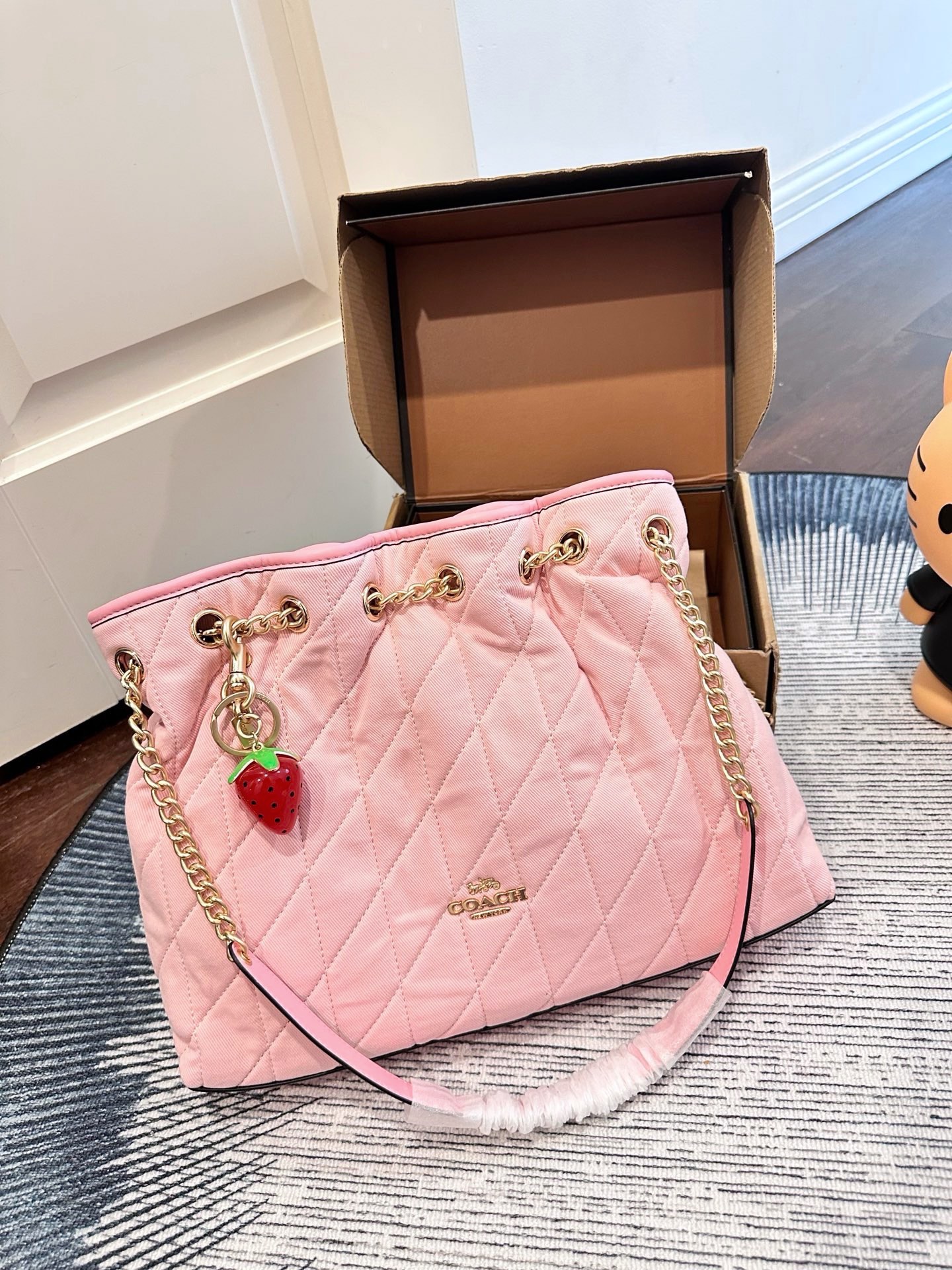 ￼ P255 | Coach Denim Evelyn Chain Bag | Coach Evelyn Chain Bag, 2026 New Style, Made Of Washed Denim + Gold Chain, Drawstring Design Is Super Stylish The Rhombus Stitching Is Full Of Details And The Bag Is Lightweight, Making It Suitable For Daily Commuting And Shopping. Moderate In Size, Practical In Capacity, Versatile And Eye-catching In Denim Blue, A Must-have For Spring And Summer The Evelyn Series Is Casual And Fashionable, Perfect For Sisters Who Like Comfort And Individuality | Size 36 25cm
