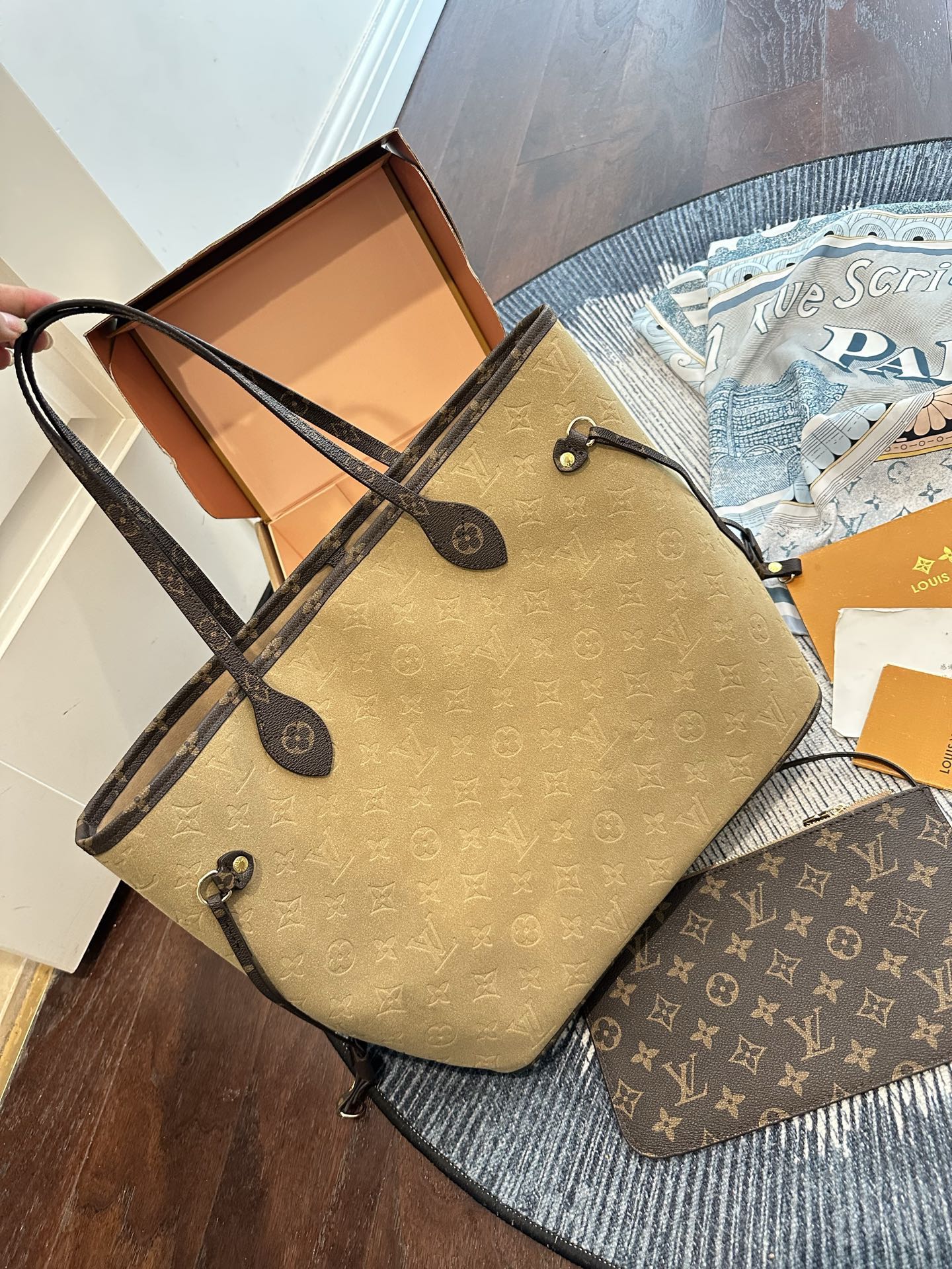 Lv  Neverfull 麂皮购物袋！绝对的终身款！此物经典不言而喻！街拍和实用都是非常nb的选择！大家拿到后可以感受