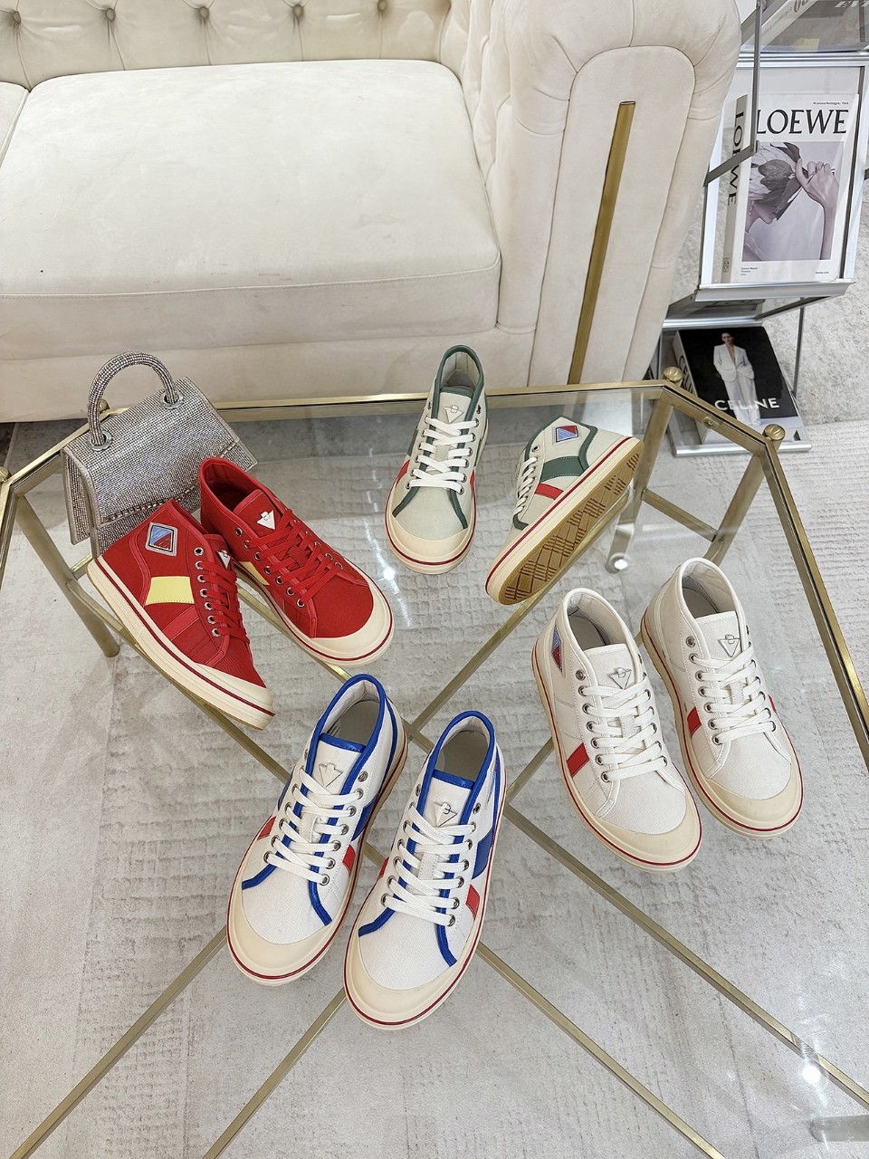 NO:832379,Real price BOTTE VENE BV25ss new retro Eliot sneakers are on the market! BV's new Eliot is inspired by retro basketball shoes, and the childlike colors rejuvenate! The same style for men and women, it can be worn as a pair of shoes. The entire shoe is breathable and comfortable, the canvas upper is lightweight, and the upper and splicing are wrapped with soft and luxurious sheepskin inlays. The red lines on each shoe edge are hand-painted, which adds more taste and attitude! Size #Female 35-40  Male 38-44,,bottega veneta,bottega veneta,sneakers,sheepskin19860909实价 BOTTE VENE BV25ss 新款复古Eliot运动鞋上市即封神! BV全新的 Eliot以复古篮球鞋为设计灵感,童趣 的色彩焕发青春活力!男女同款,可以做情侣鞋穿着哦 整个鞋子透气舒适,帆布鞋面自重轻盈,鞋帮和拼接处以柔软奢华的羊皮镶嵌包裹 每只鞋边的红线均为手工绘画,更具品味与态度喔! Size#女35-40  男38-44,,bottega veneta,bottega veneta,sneakers,sheepskin,Men's shoes