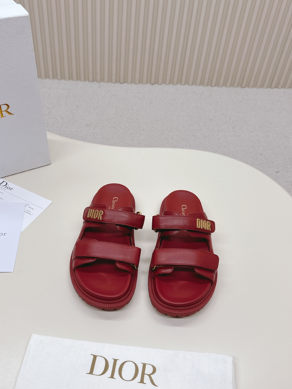 NO:261163,Hot Price DIOR Classic Sandals This mixed-bred sheepskin DiorAct sandals are stylish in style. They are made of extra light and comfortable leather with an insole that fits the foot. The upper strip is made of Velcro and is decorated with a gold-finished metal 