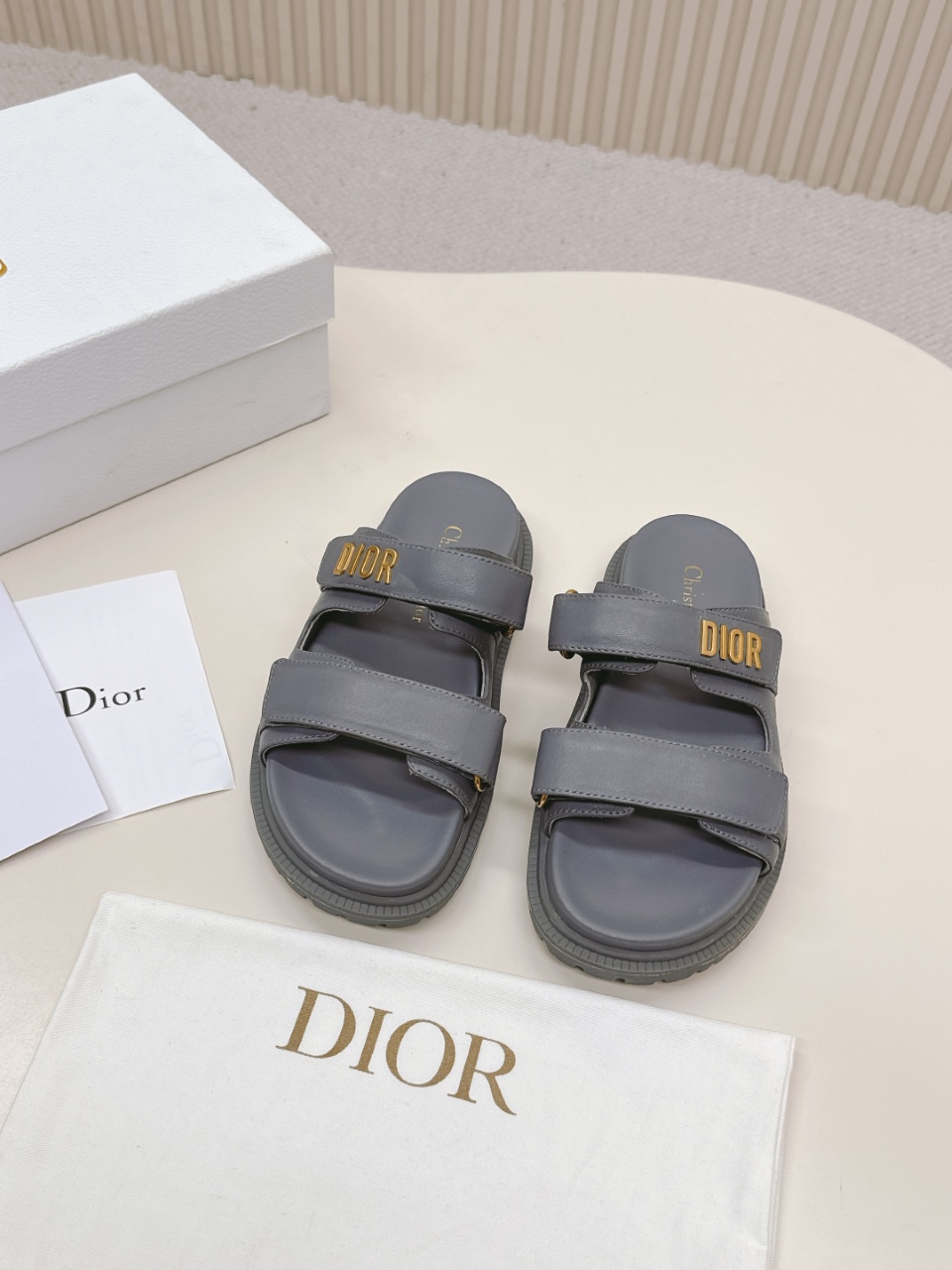 NO:261170,Hot Price DIOR Classic Sandals This mixed-bred sheepskin DiorAct sandals are stylish in style. They are made of extra light and comfortable leather with an insole that fits the foot. The upper strip is made of Velcro and is decorated with a gold-finished metal 