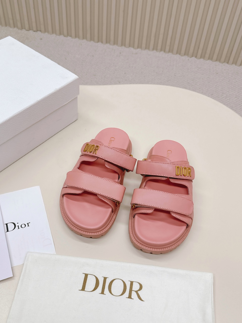 NO:261159,Hot Price DIOR Classic Sandals This mixed-bred sheepskin DiorAct sandals are stylish in style. They are made of extra light and comfortable leather with an insole that fits the foot. The upper strip is made of Velcro and is decorated with a gold-finished metal 