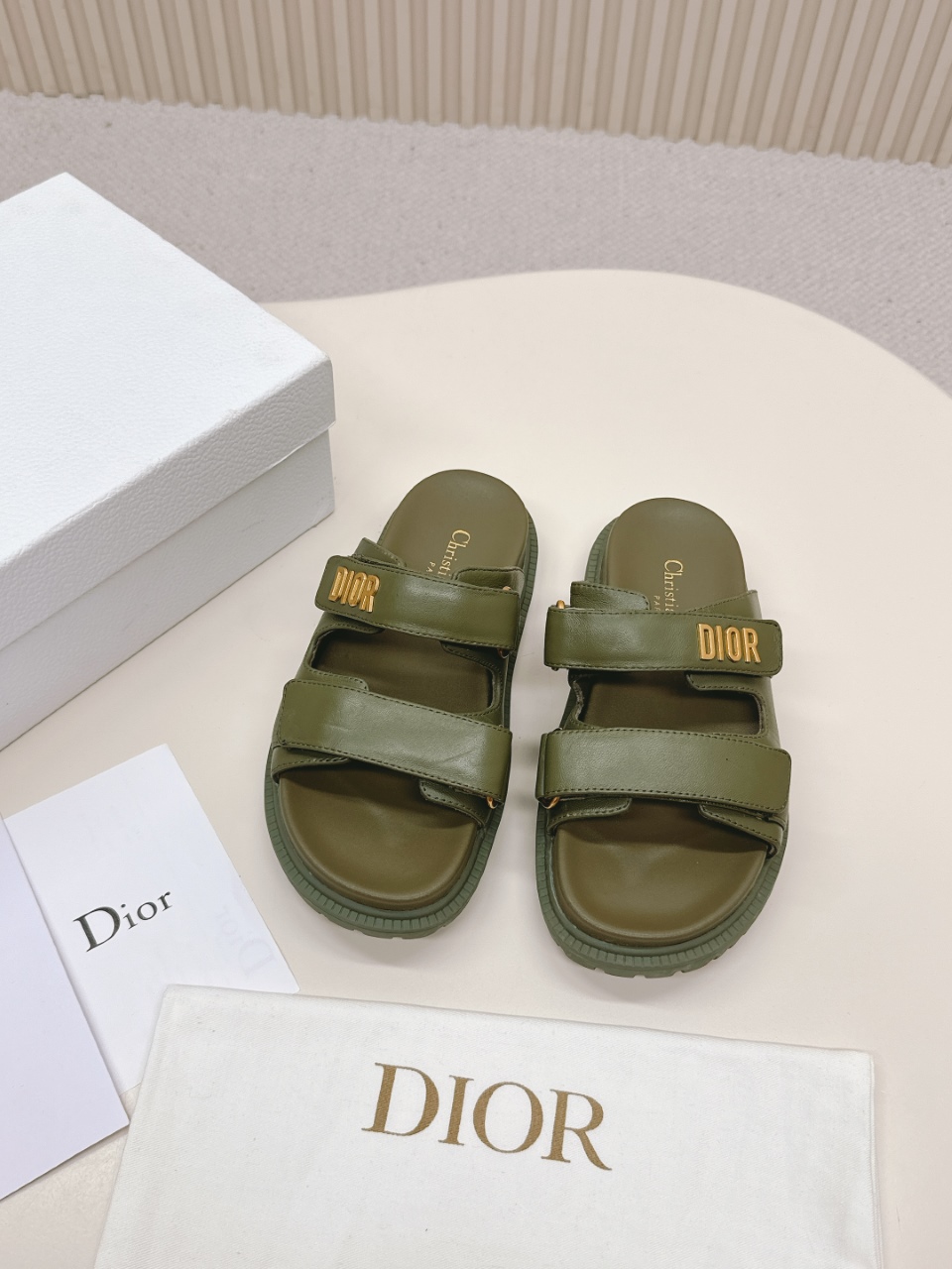 NO:261173,Hot Price DIOR Classic Sandals This mixed-bred sheepskin DiorAct sandals are stylish in style. They are made of extra light and comfortable leather with an insole that fits the foot. The upper strip is made of Velcro and is decorated with a gold-finished metal 