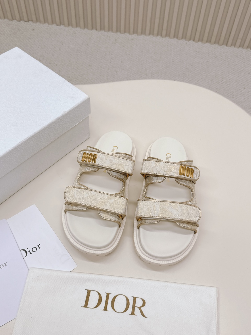 NO:261114,Hot Price DIOR Classic Sandals This mixed-bred sheepskin DiorAct sandals are stylish in style. They are made of extra light and comfortable leather with an insole that fits the foot. The upper strip is made of Velcro and is decorated with a gold-finished metal 