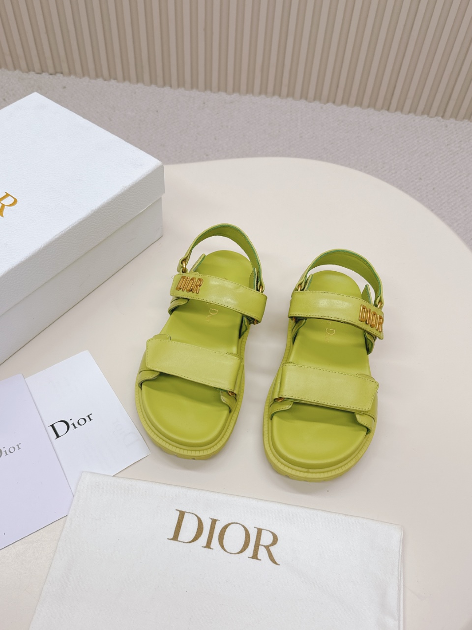 NO:261142,Hot Price DIOR Classic Sandals This mixed-bred sheepskin DiorAct sandals are stylish in style. They are made of extra light and comfortable leather with an insole that fits the foot. The upper strip is made of Velcro and is decorated with a gold-finished metal 