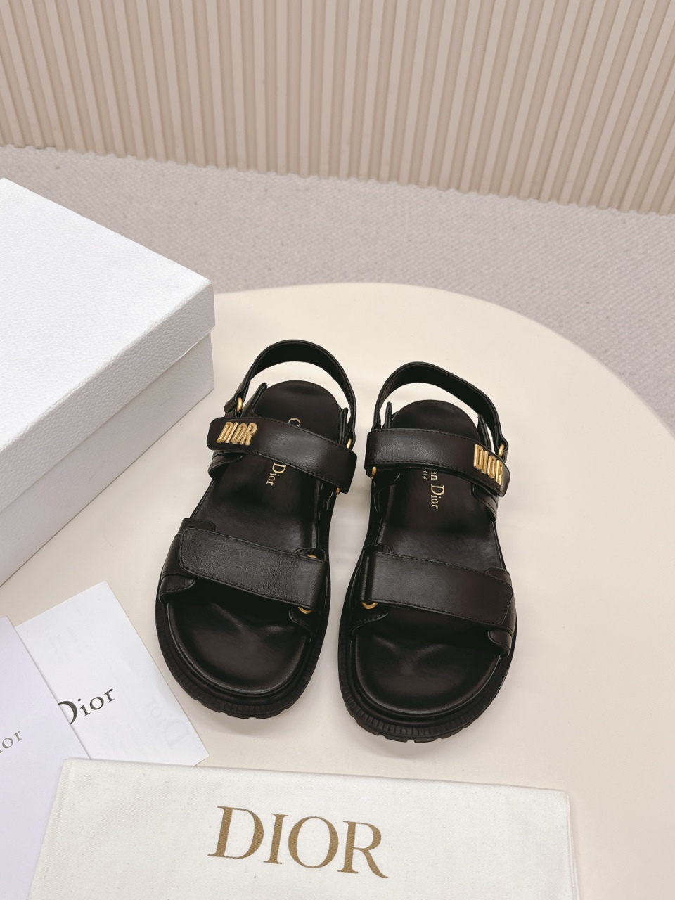 NO:261151,DIOR Classic Sandals This mixed-bred sheepskin DiorAct sandals are stylish in style. They are made of extra light and comfortable leather with an insole that fits the foot. The upper strip is made of Velcro and is decorated with a gold-finished metal 