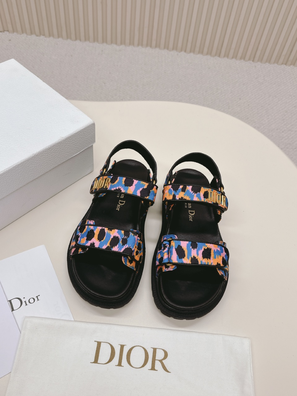 NO:261130,DIOR Classic Sandals This mixed-bred sheepskin DiorAct sandals are stylish in style. They are made of extra light and comfortable leather with an insole that fits the foot. The upper strip is made of Velcro and is decorated with a gold-finished metal 