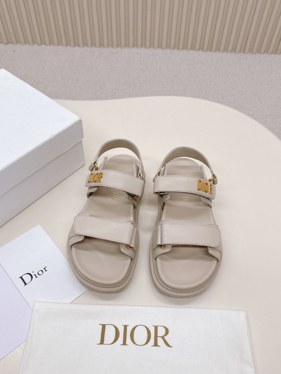 NO:261128,DIOR Classic Sandals This mixed-bred sheepskin DiorAct sandals are stylish in style. They are made of extra light and comfortable leather with an insole that fits the foot. The upper strip is made of Velcro and is decorated with a gold-finished metal 