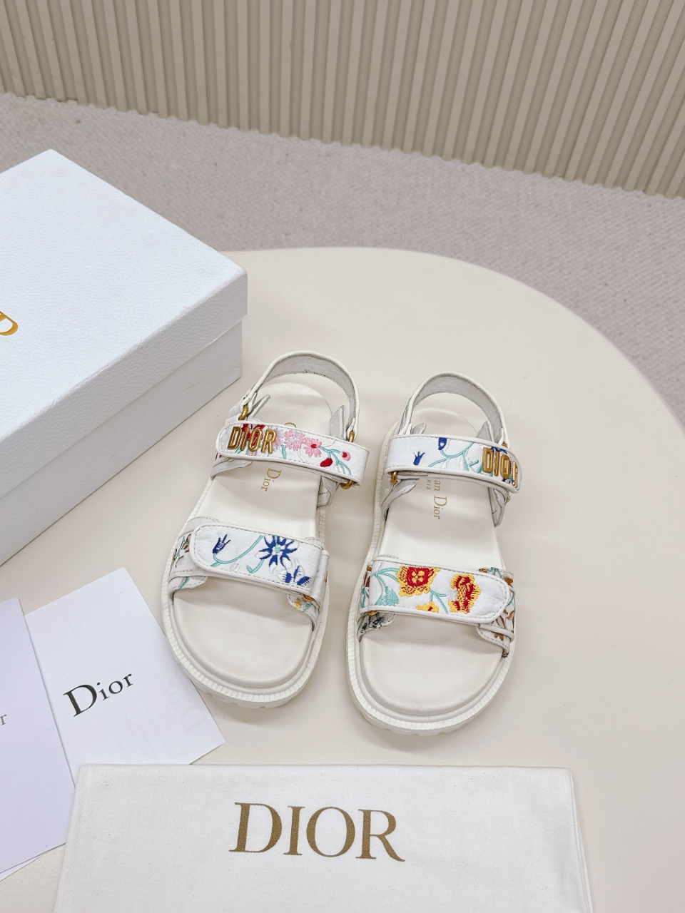 NO:261141,High-end electric embroidery DIOR latest sandals This mixed sheepskin DiorAct sandals are stylish. They are made of extra light and comfortable leather with an insole that fits the foot. The upper strip is made of Velcro and is decorated with a gold-faced metal 