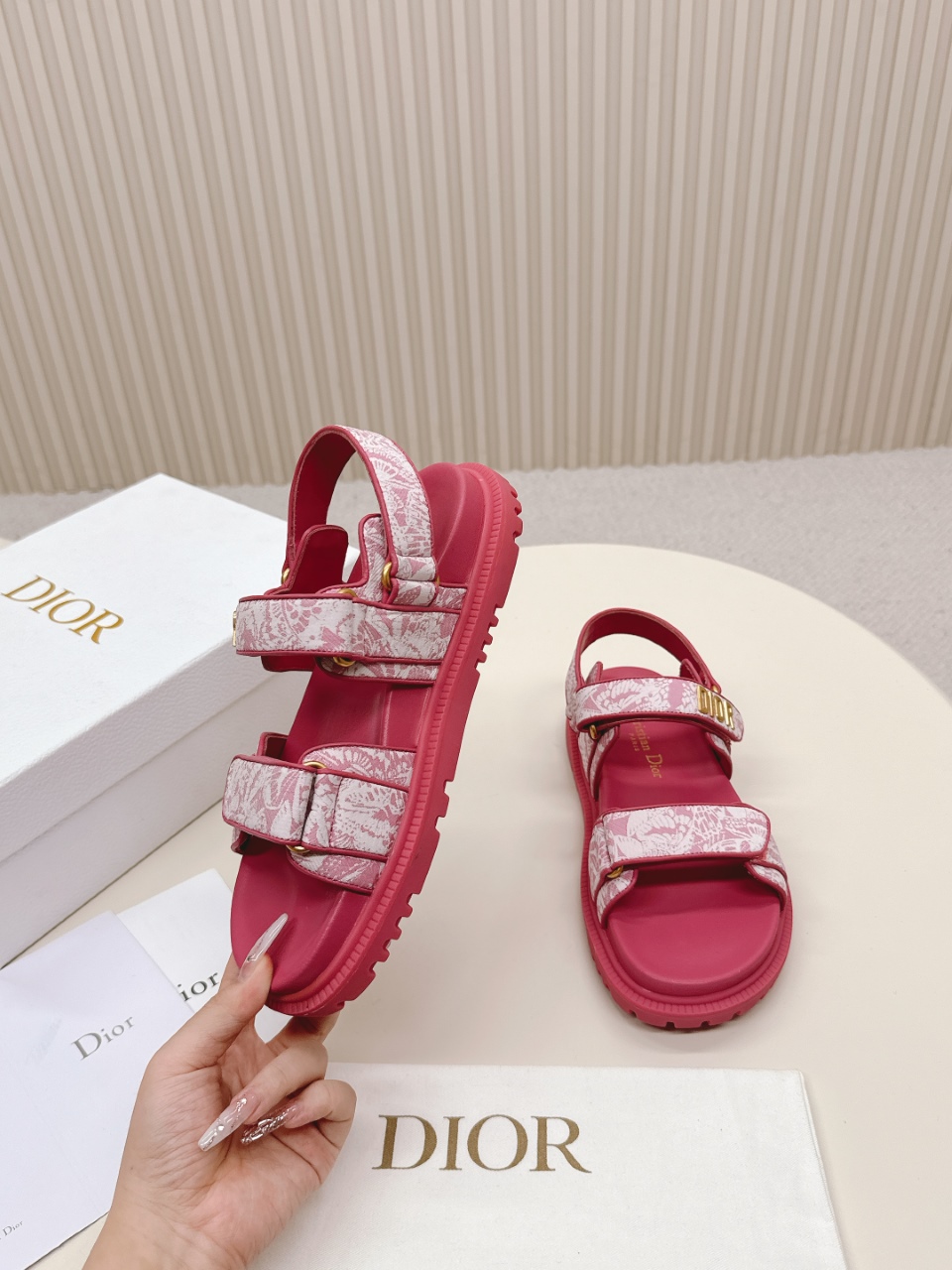 NO:261129,High-end electric embroidery DIOR latest sandals This mixed sheepskin DiorAct sandals are stylish. They are made of extra light and comfortable leather with an insole that fits the foot. The upper strip is made of Velcro and is decorated with a gold-faced metal 