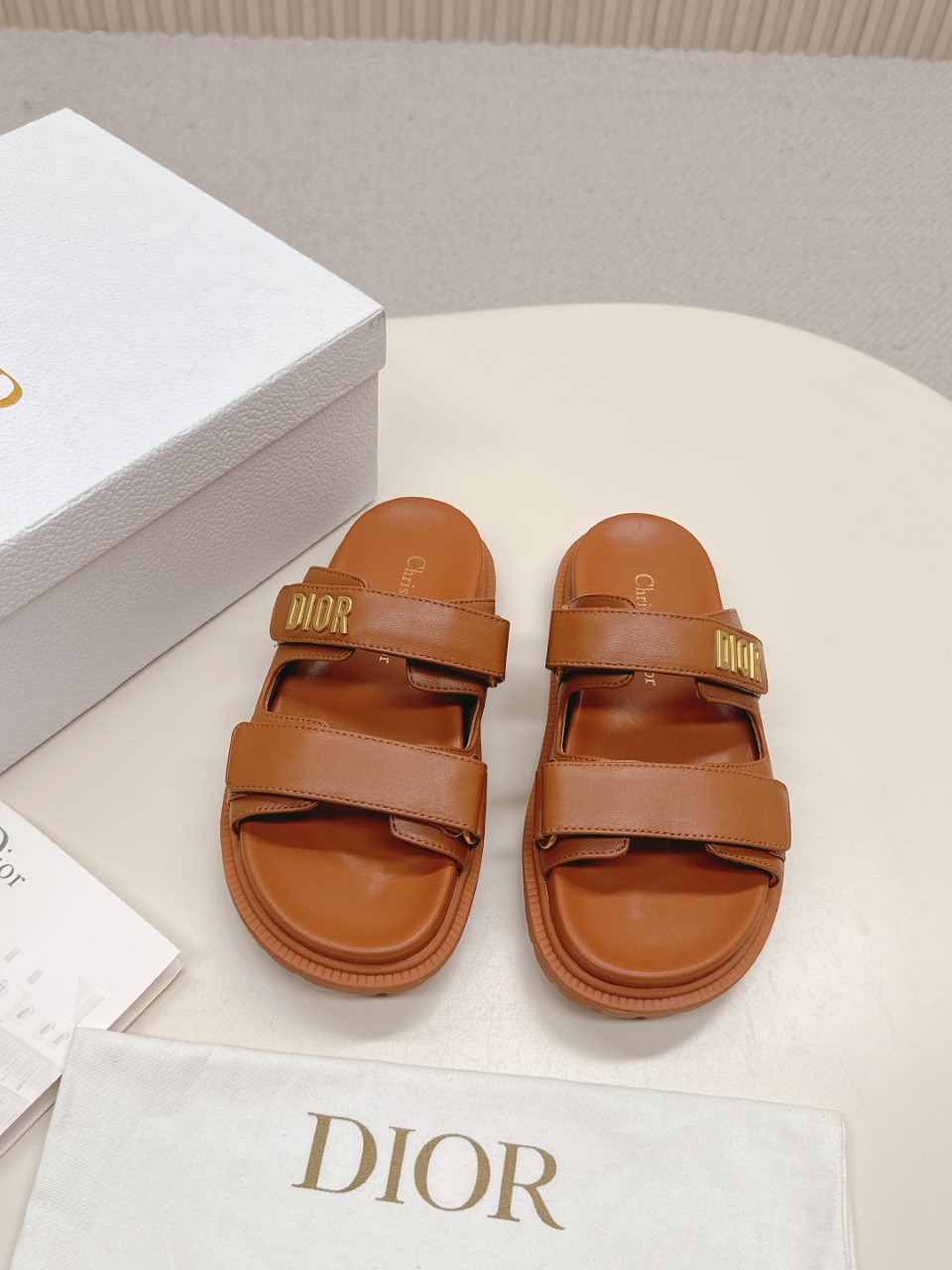 NO:261174,Hot Price DIOR Classic Sandals This mixed-bred sheepskin DiorAct sandals are stylish in style. They are made of extra light and comfortable leather with an insole that fits the foot. The upper strip is made of Velcro and is decorated with a gold-finished metal 