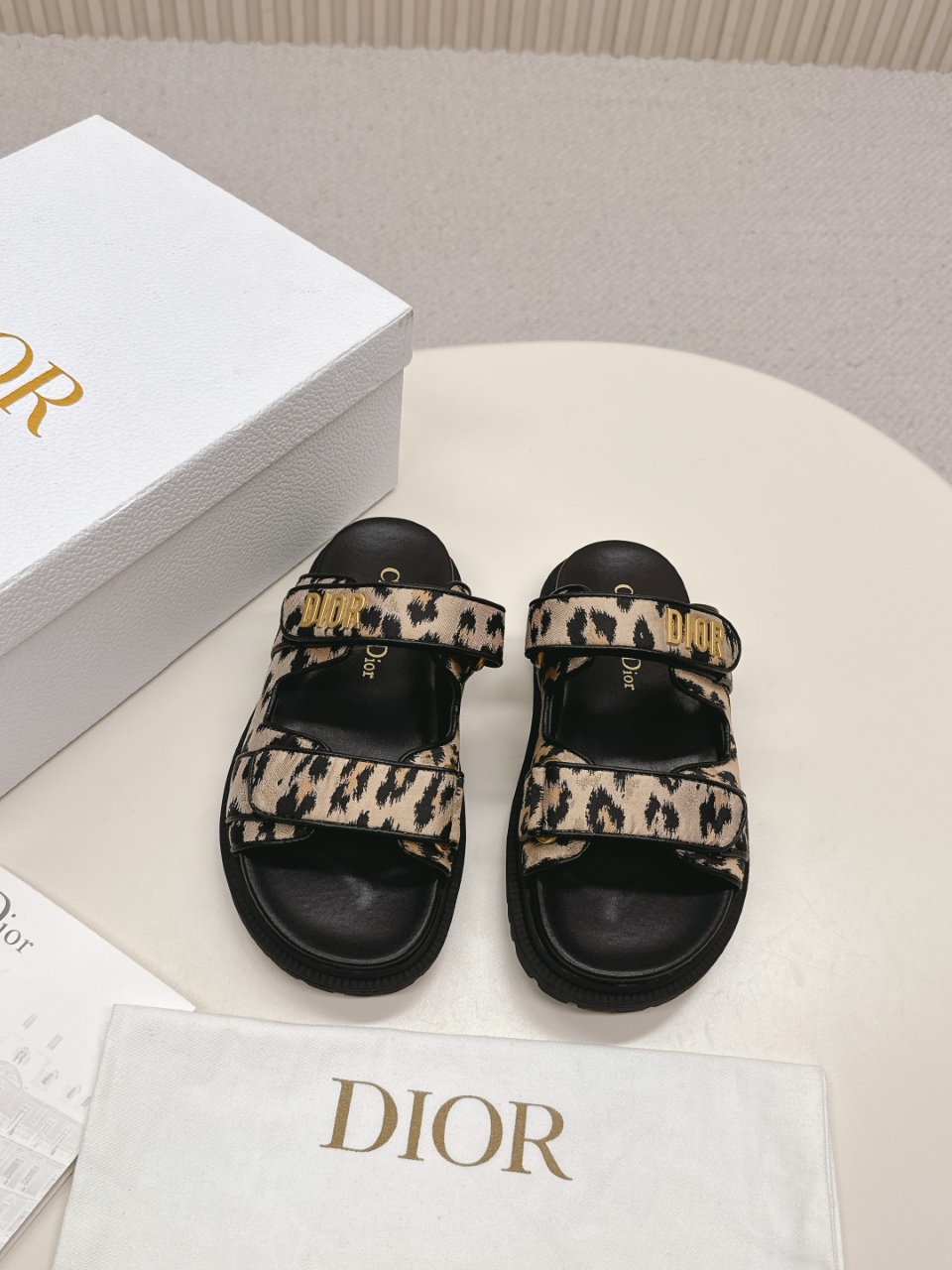 NO:261090,Hot Price DIOR Classic Sandals This mixed-bred sheepskin DiorAct sandals are stylish in style. They are made of extra light and comfortable leather with an insole that fits the foot. The upper strip is made of Velcro and is decorated with a gold-finished metal 