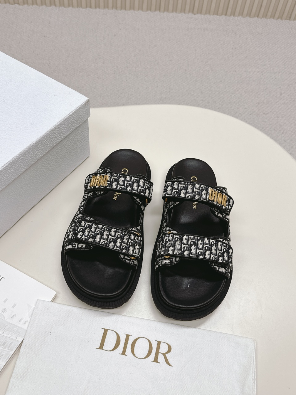NO:261102,Hot Price DIOR Classic Sandals This mixed-bred sheepskin DiorAct sandals are stylish in style. They are made of extra light and comfortable leather with an insole that fits the foot. The upper strip is made of Velcro and is decorated with a gold-finished metal 