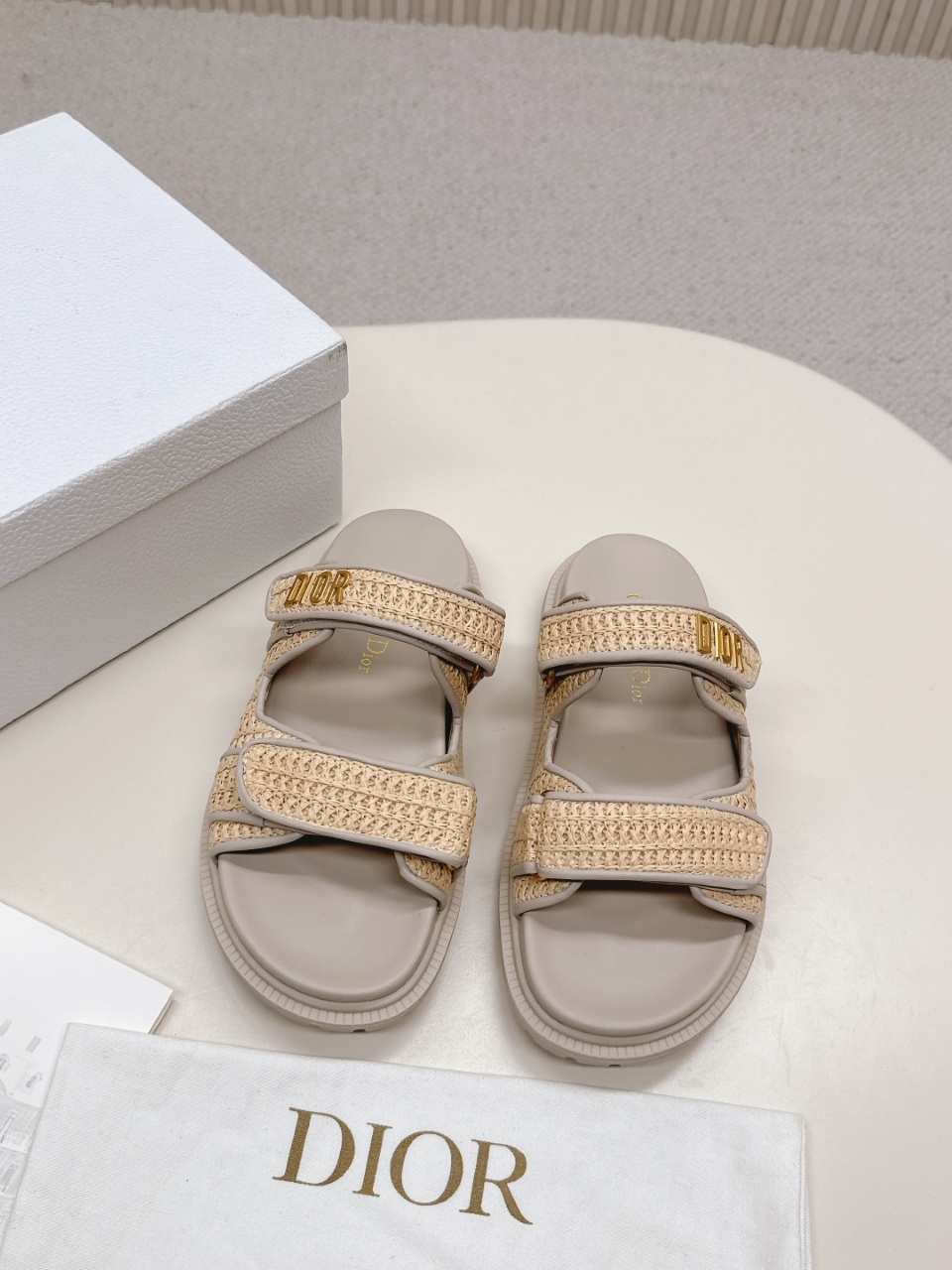 NO:261123,Hot Price DIOR Classic Sandals This mixed-bred sheepskin DiorAct sandals are stylish. They are made of extra light and comfortable leather with an insole that fits the foot. The upper strip is made of Velcro and is decorated with a gold-finished metal 