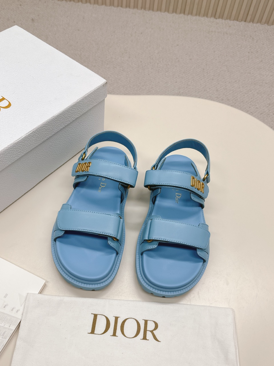 NO:261145,DIOR Classic Sandals This mixed-bred sheepskin DiorAct sandals are stylish in style. They are made of extra light and comfortable leather with an insole that fits the foot. The upper strip is made of Velcro and is decorated with a gold-finished metal 