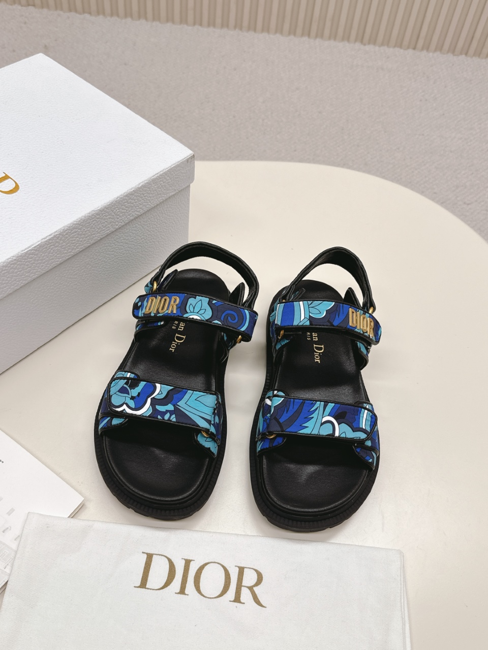 NO:261126,DIOR Classic Sandals This mixed-bred sheepskin DiorAct sandals are stylish in style. They are made of extra light and comfortable leather with an insole that fits the foot. The upper strip is made of Velcro and is decorated with a gold-finished metal 