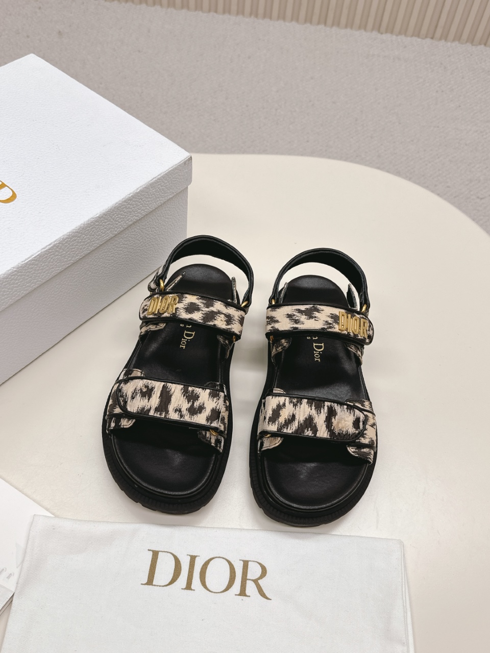 NO:261136,DIOR Classic Sandals This mixed-bred sheepskin DiorAct sandals are stylish in style. They are made of extra light and comfortable leather with an insole that fits the foot. The upper strip is made of Velcro and is decorated with a gold-finished metal 