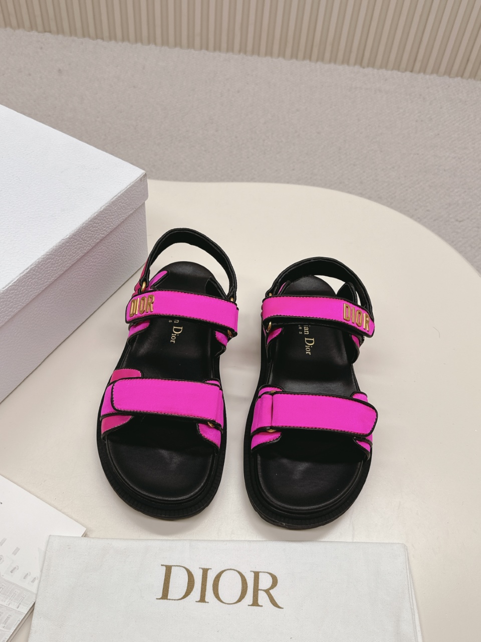 NO:261132,DIOR Classic Sandals This mixed-bred sheepskin DiorAct sandals are stylish in style. They are made of extra light and comfortable leather with an insole that fits the foot. The upper strip is made of Velcro and is decorated with a gold-finished metal 