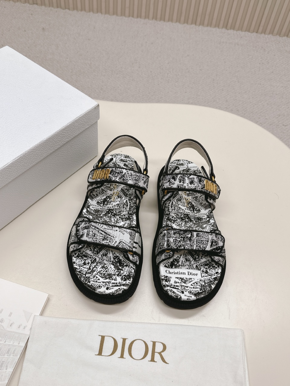 NO:261138,DIOR Classic Sandals This mixed-bred sheepskin DiorAct sandals are stylish in style. They are made of extra light and comfortable leather with an insole that fits the foot. The upper strip is made of Velcro and is decorated with a gold-finished metal 