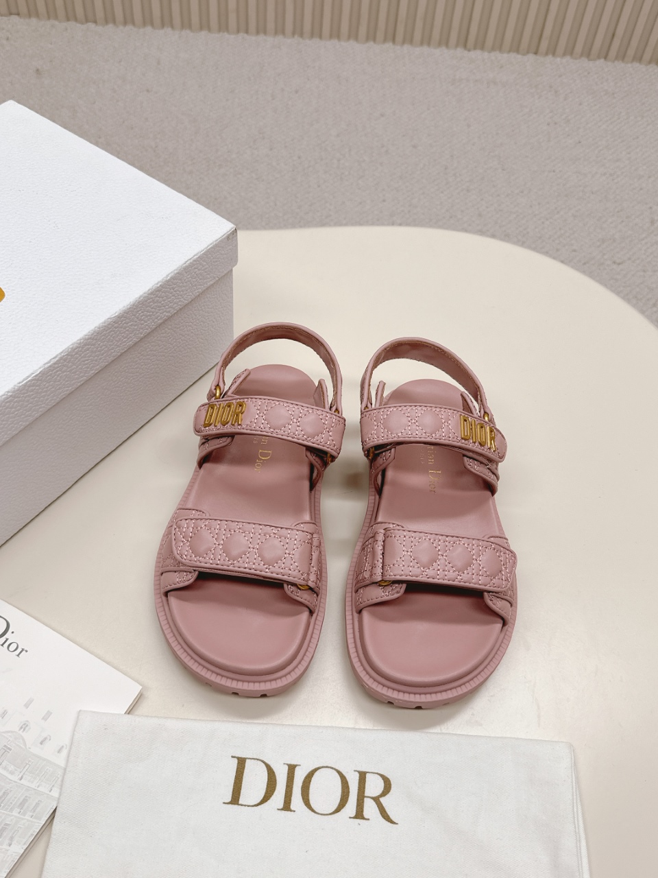 NO:261149,DIOR Classic Sandals This mixed-bred sheepskin DiorAct sandals are stylish in style. They are made of extra light and comfortable leather with an insole that fits the foot. The upper strip is made of Velcro and is decorated with a gold-finished metal 
